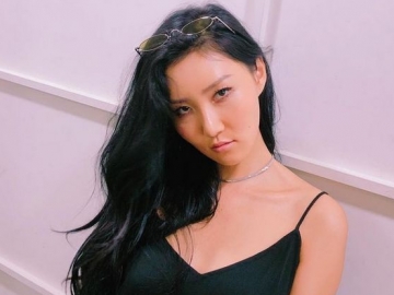 Padukan Celana Sobek dan Crop Top, Gaya Fashion Hwasa di Bandara Tuai Pujian
