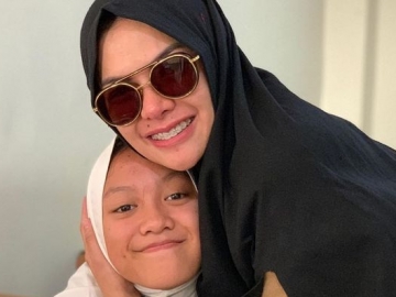 Mengejutkan, Putri Nikita Mirzani Ternyata Bangga Sang Ibu Kenakan Baju Terbuka 