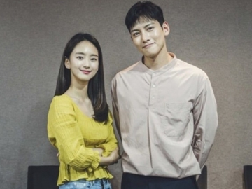 Ji Chang Wook Tatap Nanar Wajah Cantik Woo Jin Ah di Poster Drama Terbaru, Netter Langsung Heboh