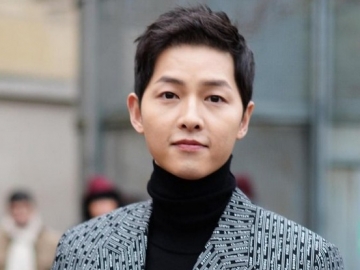 Usai Heboh Pose Bareng Wanita Cantik, Aktor Bule Ini Juga Ikut Dinner Bareng Song Joong Ki
