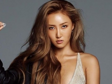 Hwasa Kembali Tampil dengan Dandanan Nyeleneh, Buka Kancing Jeans dan Pamer Daleman