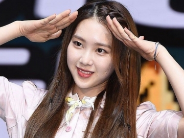 Bikin Fans Cemas, Member Oh My Girl Jiho Hampir Pingsan di Atas Panggung