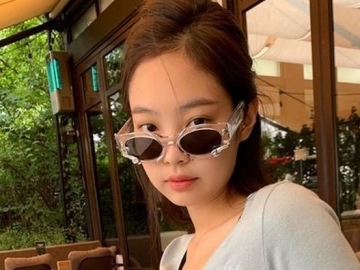 Cemberut dan Umbar Pinggang Ramping, Jennie BLACKPINK Dipuji Cantik Bak Boneka