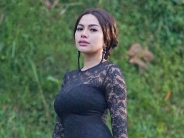 Nikita Mirzani Pamer Foto Bareng Pria Bule di Depan Mobil Mewah, Bagian Sensitif Ini Bikin Salfok