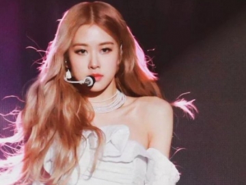 Pose Seksi di Atas Ranjang, Visual Rose BLACKPINK Tuai Sorotan Netter