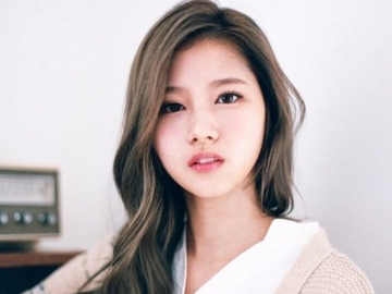 Ubah Warna Rambut Jadi Pink Lagi, Tatapan Tajam Sana di Teaser 'Feel Special' Bikin Fans Histeris