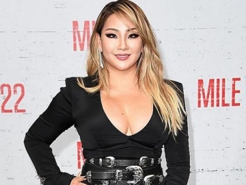 CL Dandan Kece Pakai Hanbok dan Kacamata Besar, Netter Malah Akui Jatuh Cinta