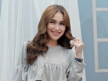 Bangga Pakai Kain Tenun Flores, Ayu Ting Ting Justru Disebut Perusak Adat NTT
