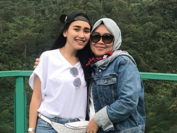 Bagikan Foto Lawas di Ultah Sang Ibu, Paras Ayu Ting Ting Malah Bikin Salfok
