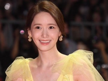 Usai Tampil Bak Puteri Kerajaan, Yoona Pukau Netter Bergaun Merah Sambil Pamer Bahu Mulus