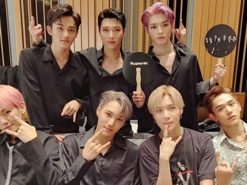 Tak Sengaja Bertemu Lee Soo Man, Beruntungnya Seorang Fans Diajak Foto Bersama SuperM