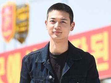 Ikut Partisipasi di Kompetisi Sepakbola Saat Wamil, Visual Minho Paling Mencuri Atensi di Stadion