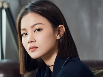 Lee Hi Tampil Seksi Menggoda di Pemotretan Terbaru, Konsepnya Malah Tuai Cibiran Netter
