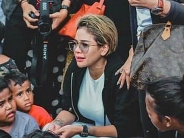  Nikita Mirzani Kunjungi Korban Gempa Di Ambon, Netter Lempar Pujian