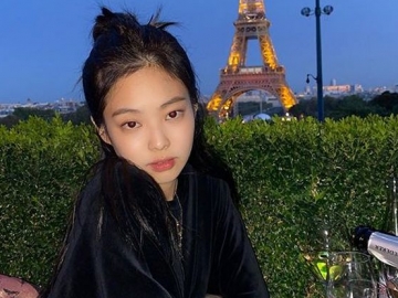 Bikin Fans Khawatir, Jennie Terlihat Sakit di Bandara Hingga Dipegangi Oleh Jisoo