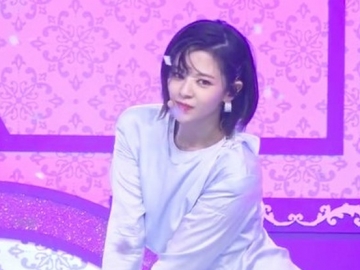 Jeongyeon Tampil Memukau di Acara Fashion, Nayeon Malah Nyamar dan Nyempil di Kerumunan Fans