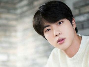 Jadi Sorotan, Lihat Foto Lawas dan Selfie Terbaru Buktikan Jin BTS Tidak Menua