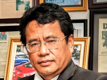 Rayakan Ulang Tahun ke-60, Hotman Paris Pamer Kue Bertabur ‘Berlian’