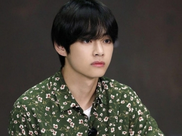 Tirukan Gaya Boneka Miniatur Dirinya, Pose Menggemaskan V BTS Bikin Fans Histeris