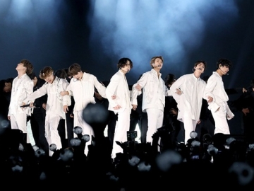 Tak Kebagian Tiket, Hebohnya ARMY Tetap Bisa Nikmati Konser Final BTS dari Luar Stadium