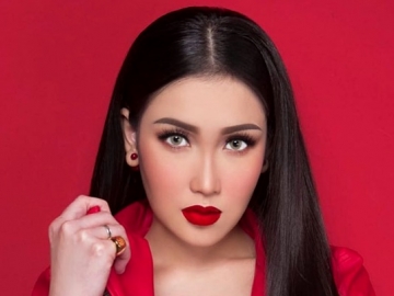 'Selow' Disomasi Mantan Suami, Ayu Ting Ting Pilih Sibuk Tebar Senyuman Saat Manggung