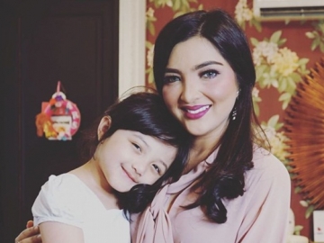 Bikin Gemas, Ashanty Bagikan Foto Lucu Arsy Pakai Baju Renang Saat Liburan