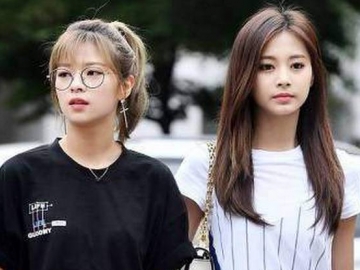 Dandan Serba Hitam, Tzuyu-Jeongyeon Twice Adu Cantik dan Tampil Elegan di Acara Fashion