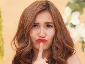 Suap Makanan Pakai Tangan Kiri, Ayu Ting Ting Ramai Disemprit Netizen