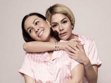 Nikita Mirzani Kembali Pamer Foto Bareng Sahabat, Paha Fitri Salhuteru Malah Bikin Salfok