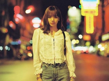 Pamer Bahu Ramping dan Punggung Mulus, Lisa Langsung Banjir Pujian dari Netter