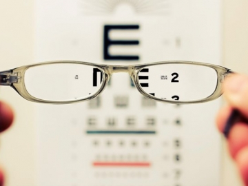 7 Cara Alami Ini Bisa Bantu Kurangi Mata Minus, Berani Buktikan?