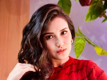 ‘Dikerubung’ Penggemar, Intip Penampilan Ayu Ting Ting Saat Rayakan Ulang Tahun Fanclub ke-8 