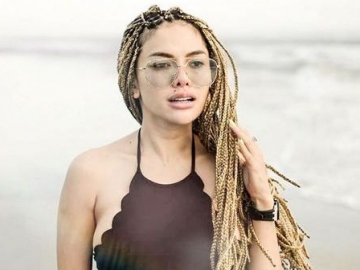 Nikita Mirzani Tulis Ungkapan Galau Usai Umbar Kemesraan dengan Pacar 'Berondong', Kode Putus?