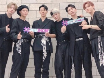 Pose Bareng Berenam Sambil Berusaha Senyum, Monsta X Sukses Bikin Fans Nangis