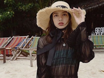 Pose Menggoda di Tepi Kolam Renang, Lisa Sukses Bikin Netter Melongo Lihat Kaki Jenjangnya