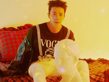 Bagikan Video Gelap-Gelapan, Penampilan Merakyat Donghae Malah Bikin Netter Terpukau