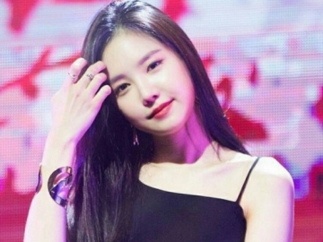 Pakai Rok Pendek, Seksinya Na Eun Pamer Kaki Jenjang Berbalut Stoking Transparan Sukses Picut Netter