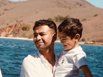 So Sweet Ucap Hari Ayah ke Raffi Ahmad, Gantengnya Rafathar 'Sudah Gede' Bikin Salfok