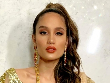 Bergaya Kibaskan Rambut, Cinta Laura Tampil Beda Sampai Bikin Sang Ibu Pangling?