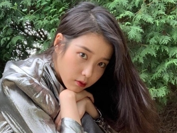 IU Frustasi Saat Desain Photocard Sendiri, Netter Malah Sebut Imut dan Kocak Gara-Gara Ini