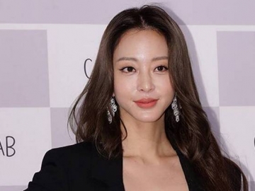 Han Ye Seul Pamer Tato Baru Berbentuk Pedang di Antara Belahan Dadanya, Netter Langsung Syok