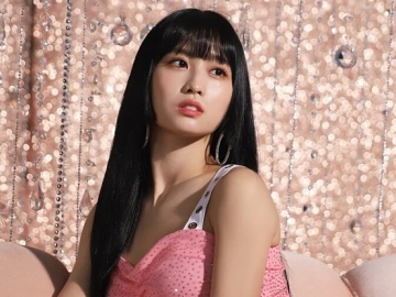 Tampil Seksi di Bandara, Bentuk Abs di Perut Rata Momo Bikin Fans Ngiler