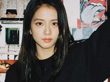 Tampil Bersinar di Bawah Sinar Matahari, Kecantikan Natural Jisoo Sukses Bikin Fans Kagum