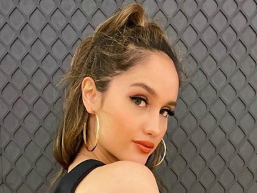 Pamer Foto Bareng James Arthur, Bagian Tubuh Cinta Laura Ini Malah Bikin Salfok