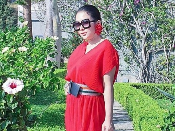 Keluarga Salat Jamaah, Syahrini Asyik Abadikan Dalam Potret Demi Pengakuan?