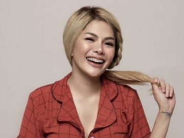 Nikita Mirzani Pamer Dipangku Mesra Pria Bule, Calon Pacar Baru Usai 'Depak' Model Prancis?