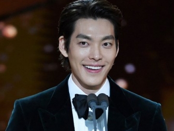 Hiatus Lebih Dari 2 Tahun, Kim Woo Bin Tampil Ganteng di 'Blue Dragon Film Award'
