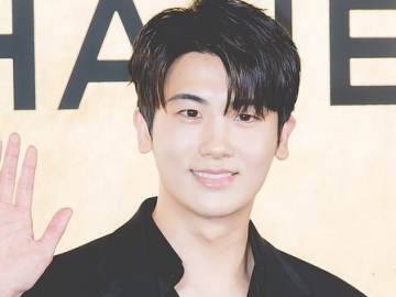 Hyungsik Sempatkan Diri Datang ke 'Blue Dragon Film Award' Pakai Seragam Wamil Bikin Pangling
