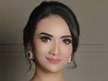 Makin 'Menggila', Vanessa Angel Pamer Tubuh Telanjang Cuma Ditutupi Sedikit Kain Tuai Respons Begini