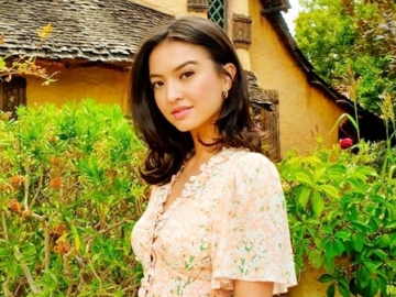Foto Senyum Simpul Sambil Nunduk, Raline Shah Diseru Mirip Pemain ‘Wonder Woman’